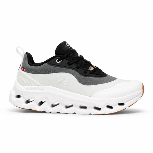 کفش کتانی وارداتی آن رانینگ لووه کلودتیلت On Running x Loewe Cloudtilt (مشکی و سفید)