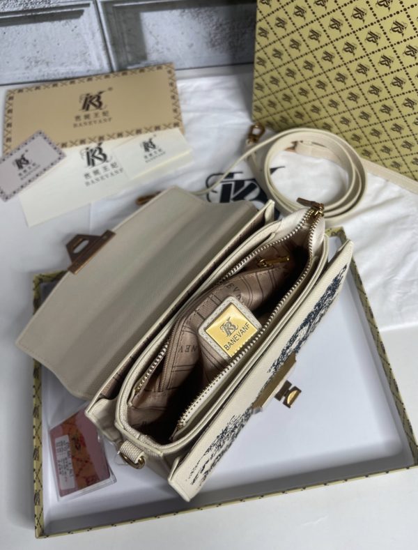 کیف دستی و دوشی زنانه برند KB مدل گلدوزی شده KB Brand Luxury (کد M122)