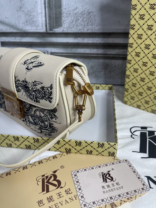 کیف دوشی و دستی زنانه برند KB مدل مجلسی با طرح گلدار KB Brand Luxury (کد M112)