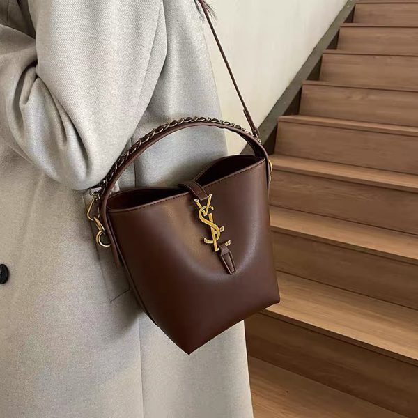 کیف وارداتی دوشی و دستی زنانه مدل ایو سن لورن YSL طرح باکت (قهوه ای تیره 958)