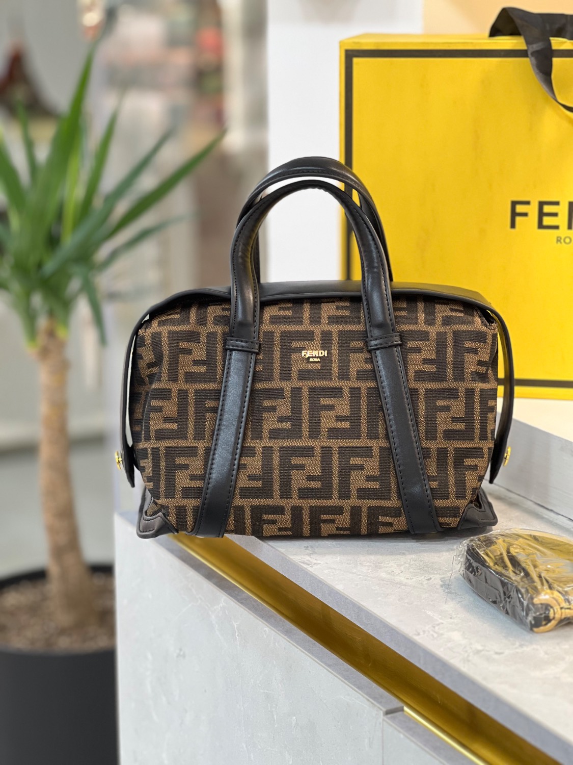 کیف وارداتی دستی و دوشی زنانه فندی Fendi مدل بوستان (Bowling) _ V