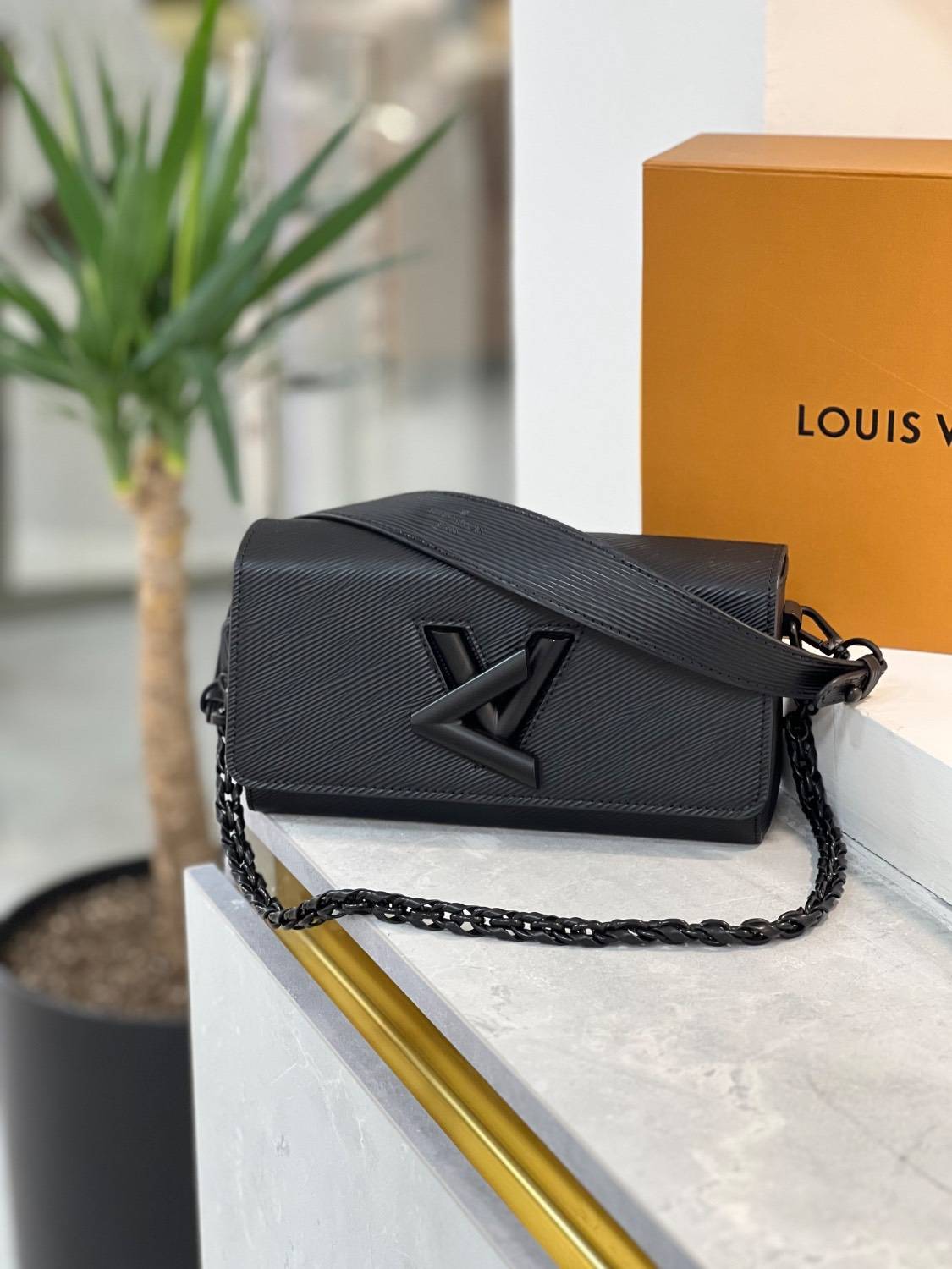 کیف وارداتی دوشی مجلسی زنانه لویی ویتون (Louis Vuitton) مدل Twist با قفل چرخشی لوکس _ V مشکی