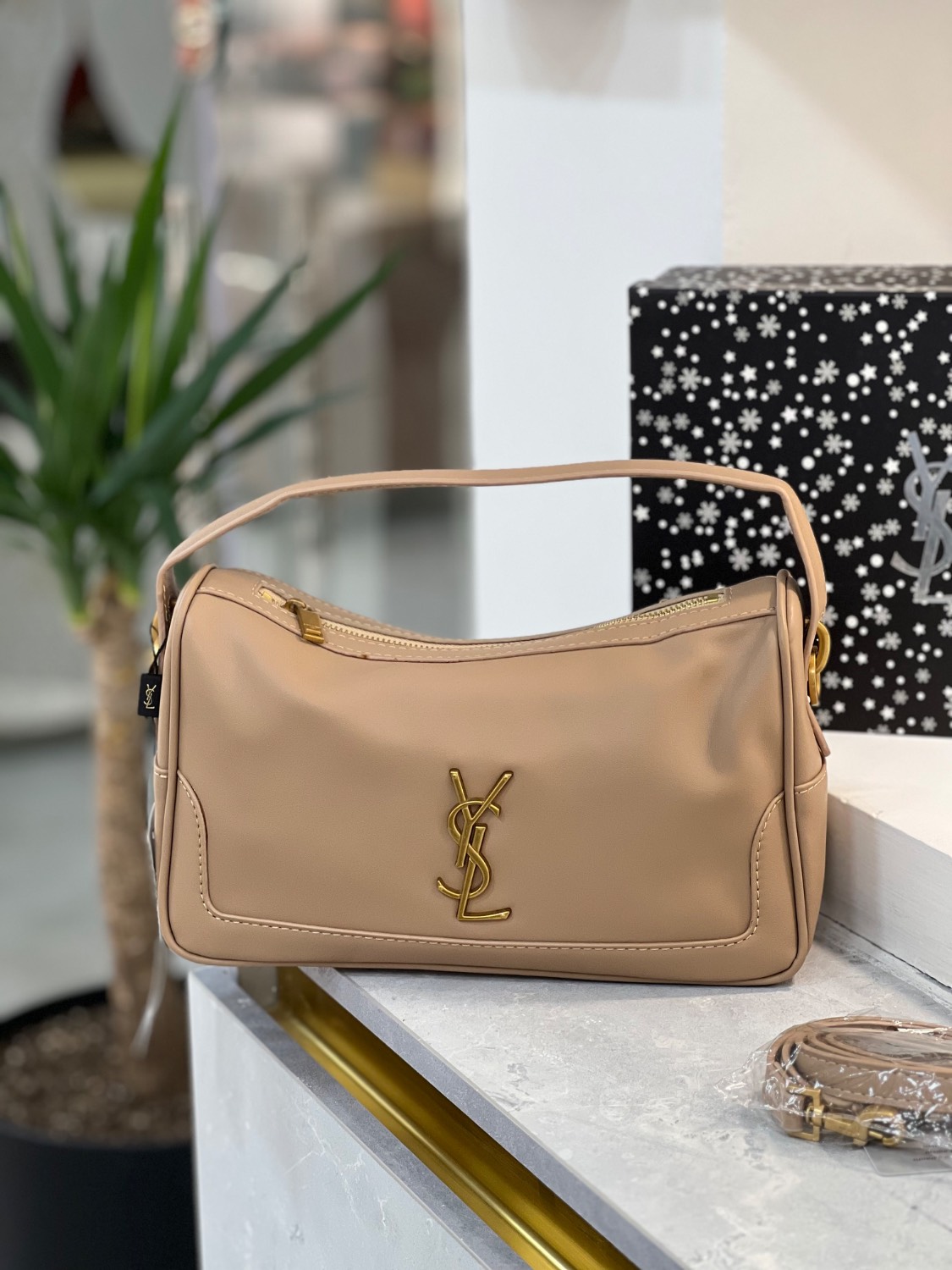 کیف وارداتی دوشی زنانه ایو سن لورن (YSL) مدل هوبو _ V کرمی
