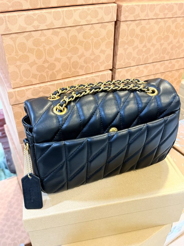 کیف وارداتی فول پک دوشی زنانه مدل پفکی طرح کوچی Coach (مشکی M105)