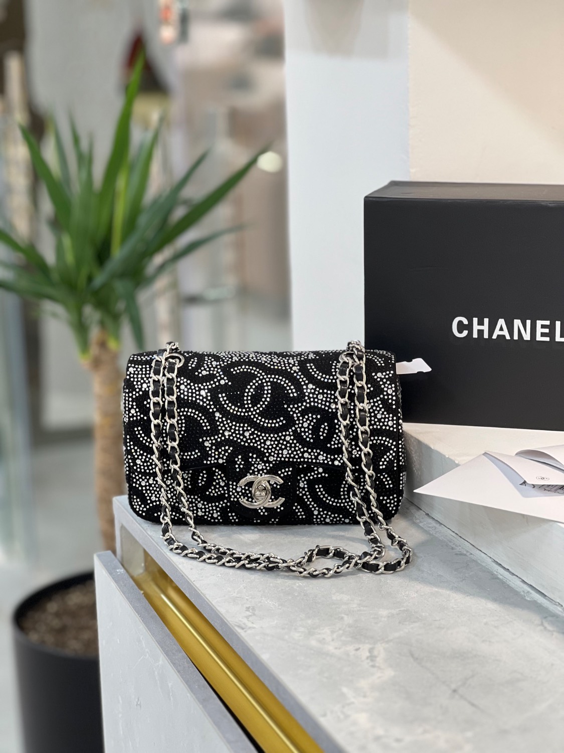 کیف وارداتی دوشی مجلسی زنانه طرح شنل Chanel با تزئینات نگینی _ V