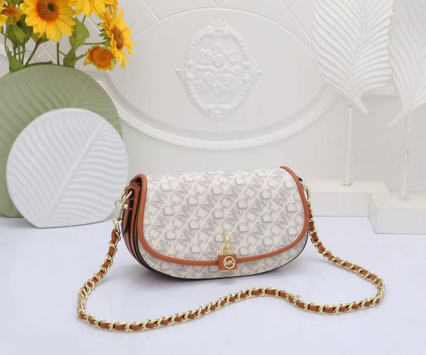 کیف وارداتی دوشی زنانه بند زنجیری مدل Saddle Bag (کرمیM110)