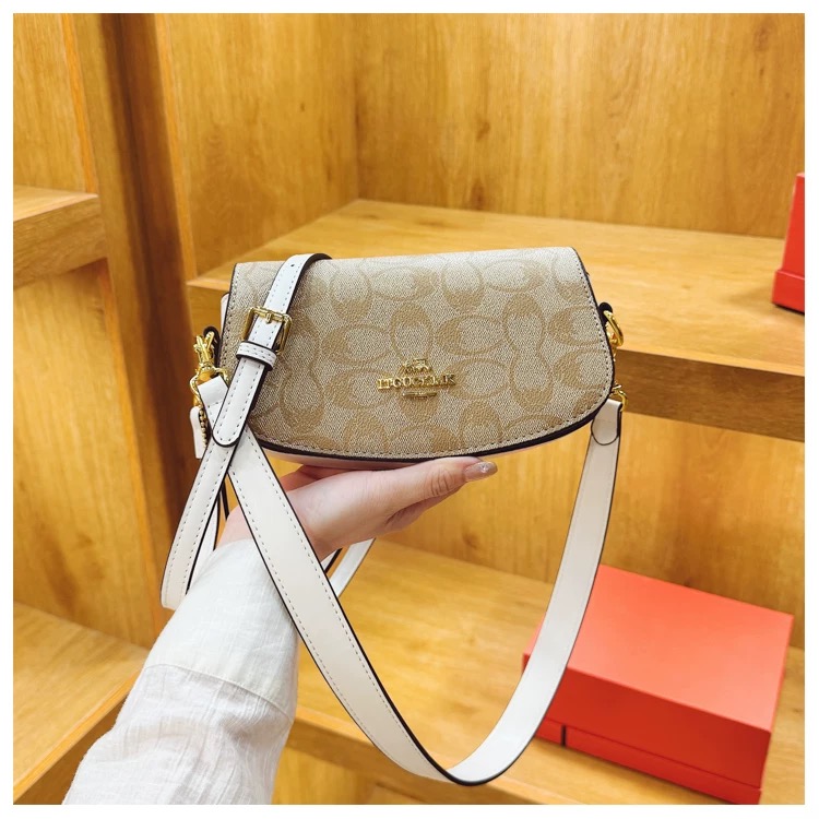 کیف وارداتی دوشی زنانه کوچ Coach مدل Signature Curve Flap (کرمی 849)