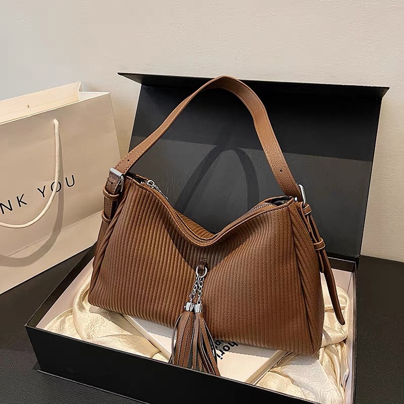 کیف وارداتی دستی و دوشی زنانه چرم مدل پلیسهدار منگولهدار (قهوه ای890)
