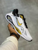 کفش کتانی وارداتی اسپرت مردانه نایک مدل ایر فلو Nike Air Flow (سفید طلایی)