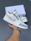کفش کتانی وارداتی نایک ایر جردن 1 لو Nike Air Jordan 1 Low (سفید طوسی)