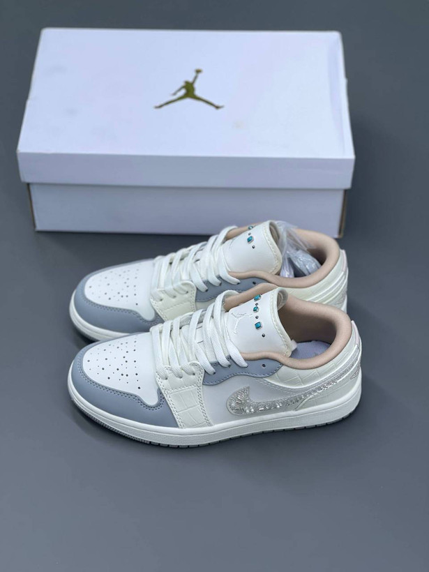 کفش کتانی وارداتی نایک ایر جردن 1 لو Nike Air Jordan 1 Low (سفید طوسی)
