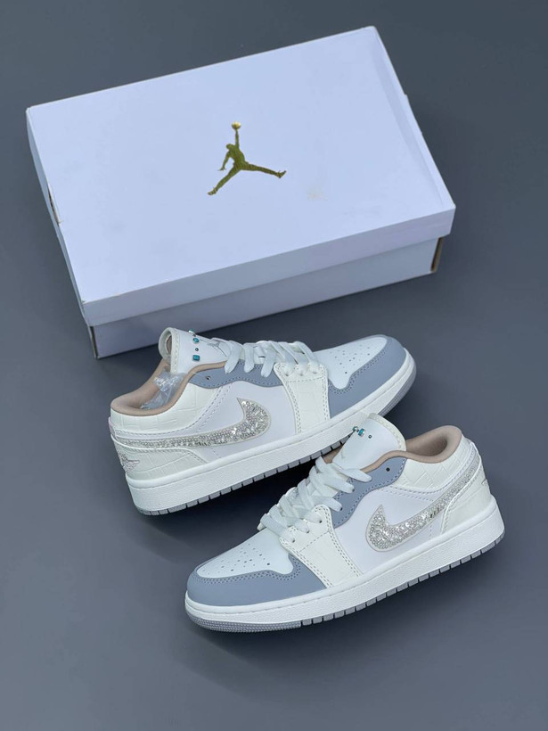 کفش کتانی وارداتی نایک ایر جردن 1 لو Nike Air Jordan 1 Low (سفید طوسی)