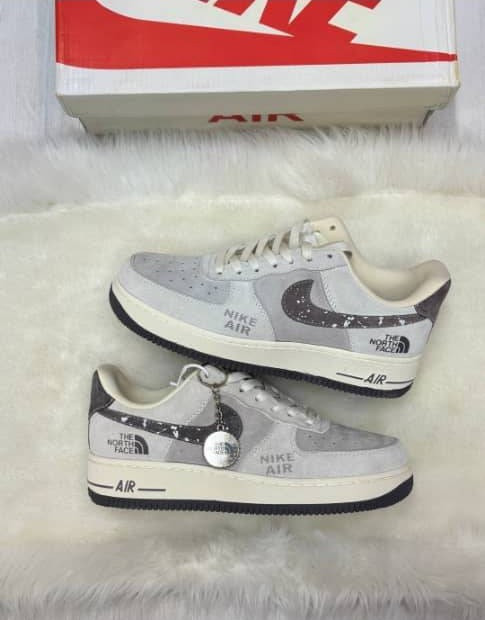 کفش کتانی وارداتی نایک ایرفورس 1 لو طرح Nike Air Force 1 Low The North Face (طوسی کرم)