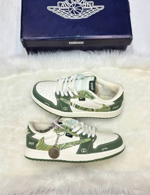 کفش کتانی وارداتی اسپرت جردن 1 لو طرح گوچی Air Jordan 1 Low Gucci (سفید و سبز زیتونی)