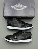 کفش کتانی وارداتی نایک ایر جردن 1 لو مشکی براق سفید Air Jordan 1 Low