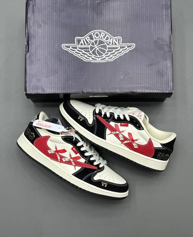 کفش کتانی وارداتی ایر جردن 1 لو تراویس مشکی سفید با جزییات قرمز Air Jordan 1 Low