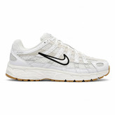 کفش کتانی وارداتی نایک مدل Nike P 6000 پیادهروی روزانه استایلهای خیابانی (سفید یخی با جزئیات آبی ملایم)