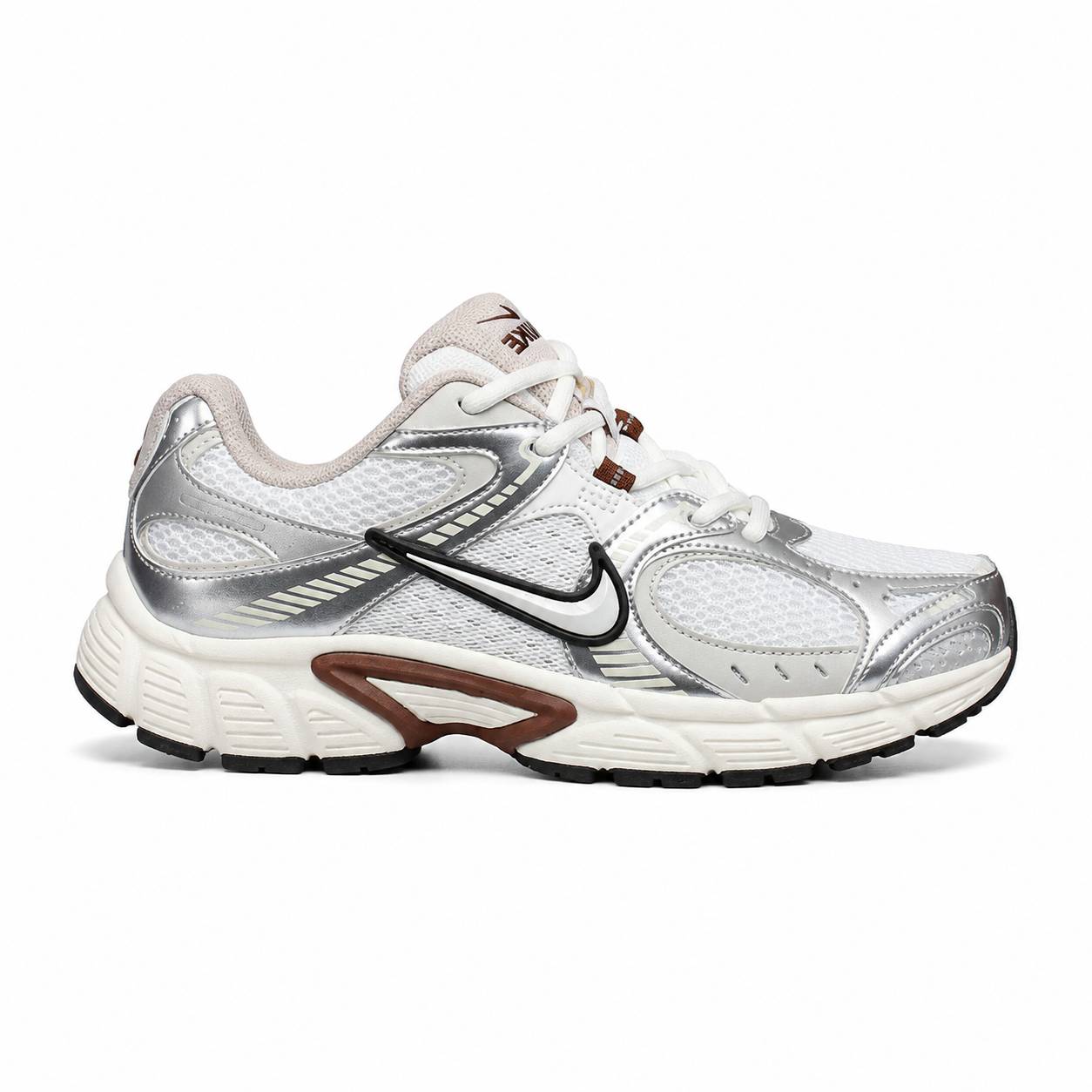 کفش وارداتی مخصوص پیادهروی و رانینگ نایکی Nike مدل P-6000 (کرم استخوانی و نقرهای متالیک با جزئیات موکا)
