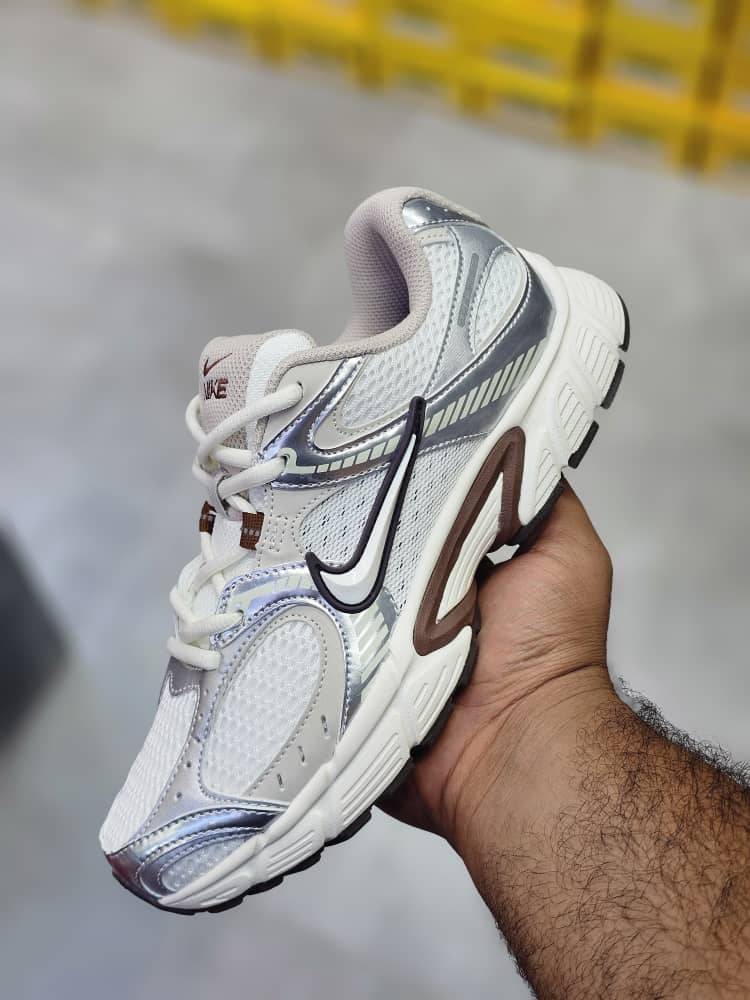 کفش وارداتی مخصوص پیادهروی و رانینگ نایکی Nike مدل P-6000 (کرم استخوانی و نقرهای متالیک با جزئیات موکا)
