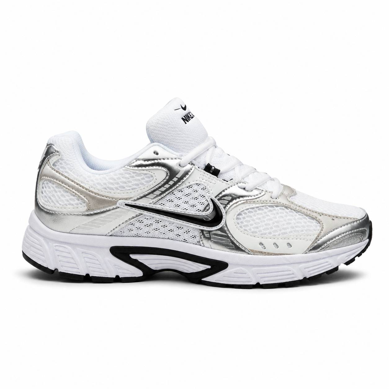 کفش وارداتی مخصوص پیاده‌روی و رانینگ نایکی Nike مدل P-6000 سفید و نقره‌ای متالیک