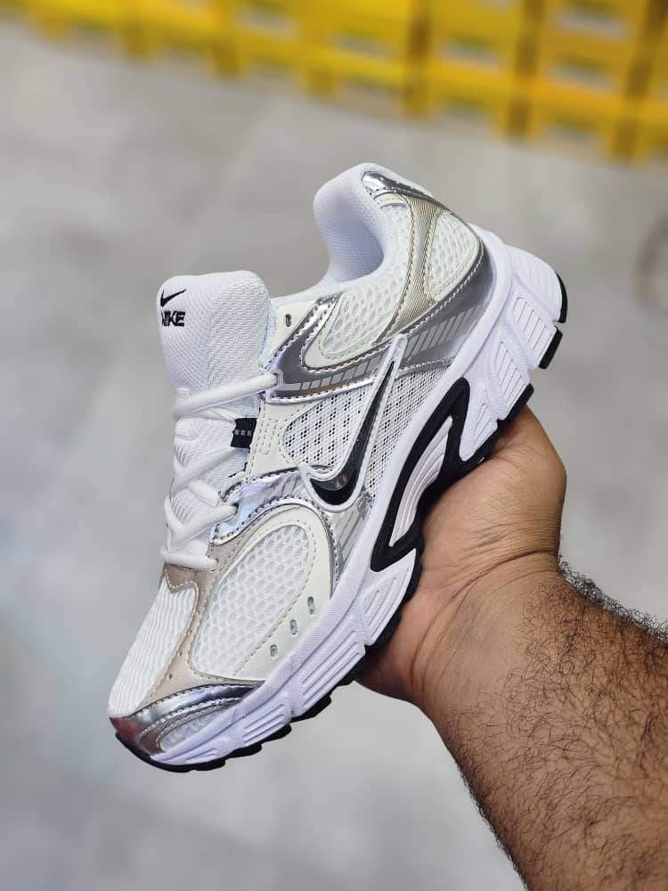 کفش وارداتی مخصوص پیادهروی و رانینگ نایکی Nike مدل P-6000 سفید و نقرهای متالیک