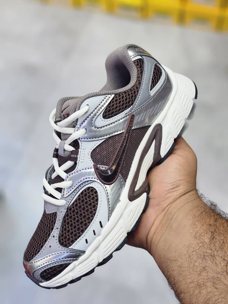 کفش وارداتی مخصوص پیادهروی و رانینگ نایکی Nike مدل P-6000 قهوهای سوخته و نقرهای متالیک