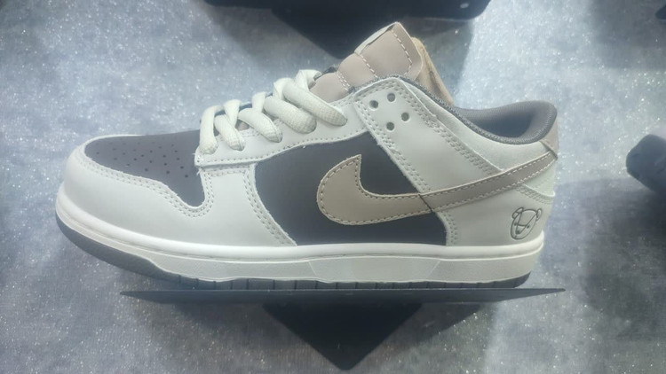 کفش وارداتی نایک دانک لو مدل تدی بر Nike Dunk Low SE Teddy Bear