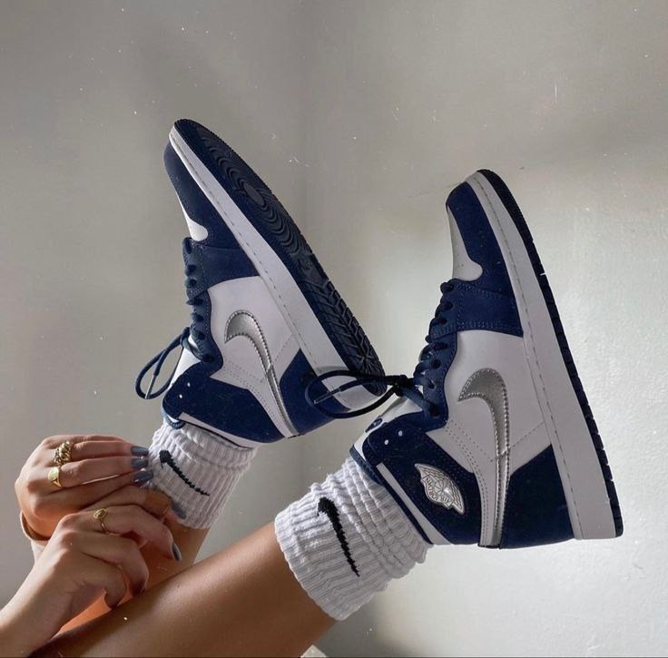 کفش وارداتی نایک ایر جردن 1 ساق بلند Nike Air Jordan High سرمه ای سفید نقره ای